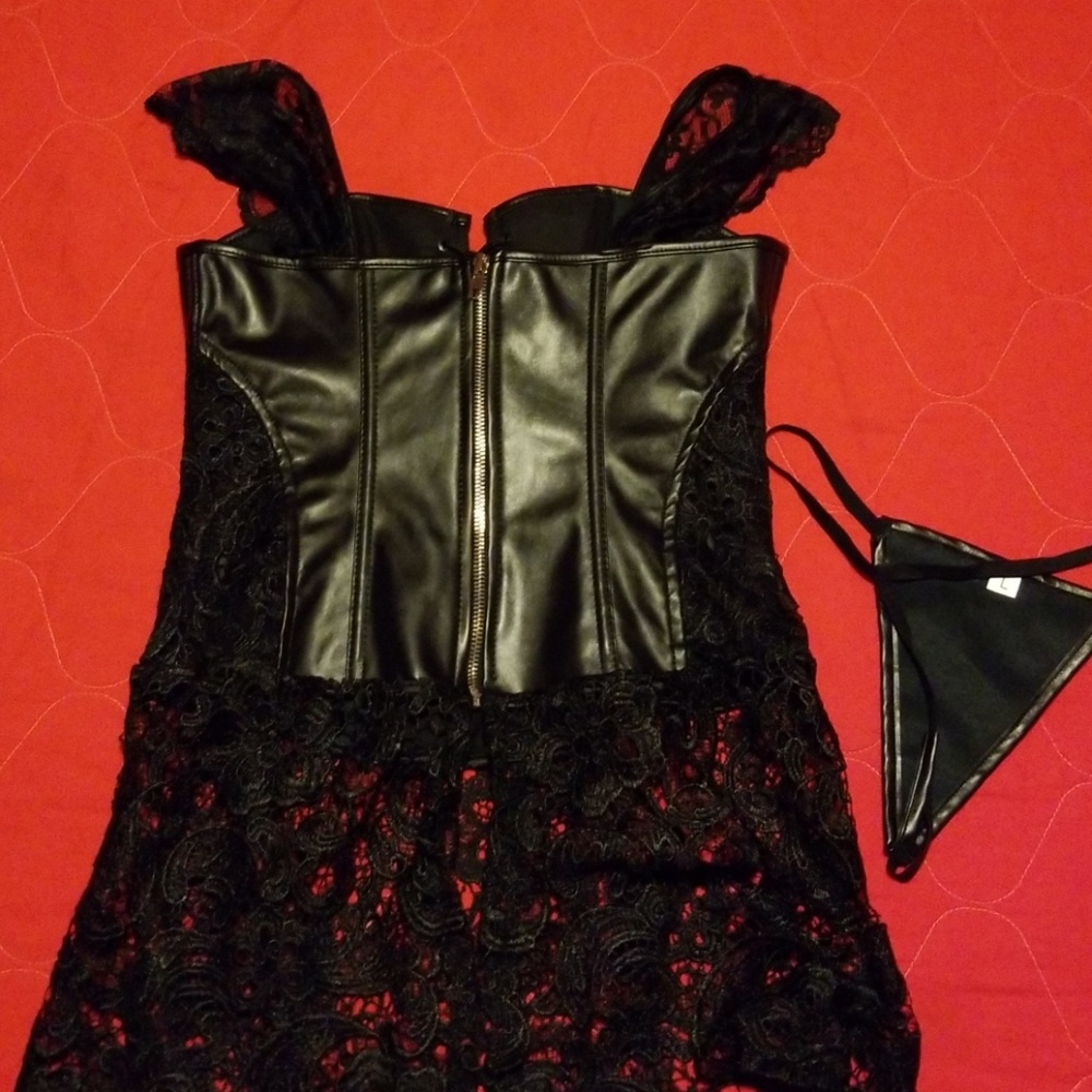 🆕️Black faux leather and lace corset - Picture 5 of 7